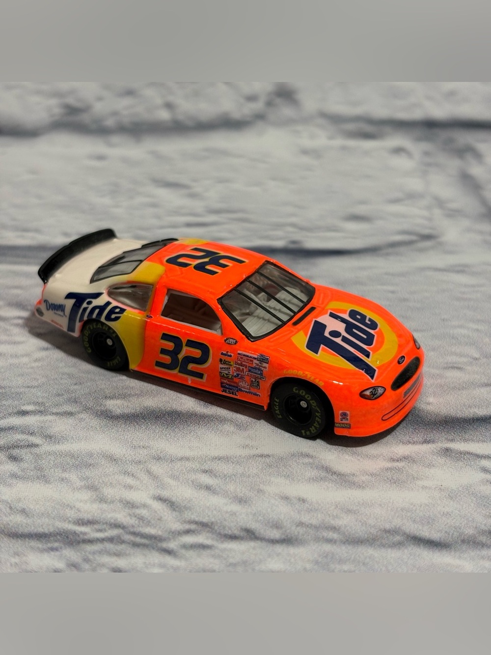 Vintage 1999 Hot Wheels Nascar Tide Ford Taurus Scott Pruett #32 model car